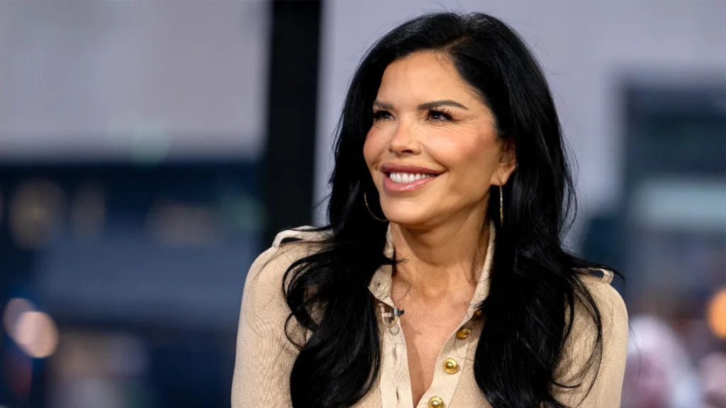 Lauren Sanchez smiling and in the image her face doesn't seem natural at all.